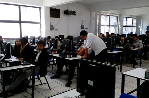 Foto 1 del taller Linux en CETis 3
