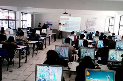 Foto 2 del taller Linux en CETis 3